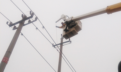 10千伏東園甲線皂戶支線祥峰分支線7號桿帶電換桿