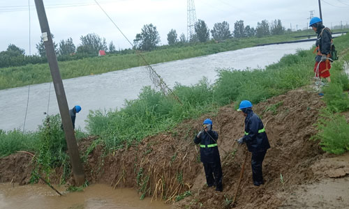 抗擊臺(tái)風(fēng)“利奇馬”搶修傾斜電桿