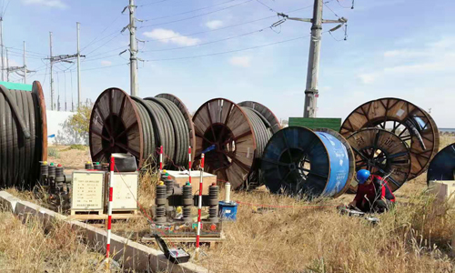 變電站內(nèi)真空斷路器試驗(yàn)現(xiàn)場(chǎng)