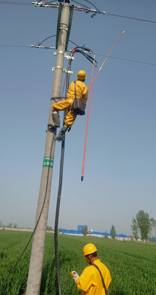 濟南至高清高速公路工程電力設(shè)施遷改工程——不停電作業(yè)項目：帶電核相現(xiàn)場