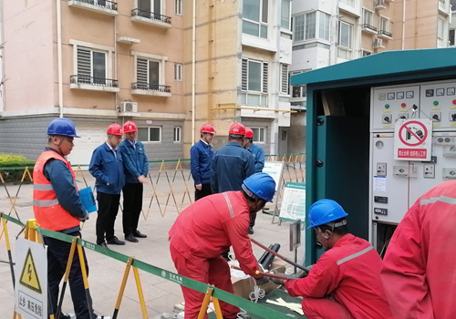 2023年4月21日，竹香園小區(qū)箱變更換現(xiàn)場