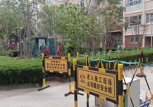 2023年4月24日，東營區(qū)菊香園小區(qū)箱式變電站更換現(xiàn)場