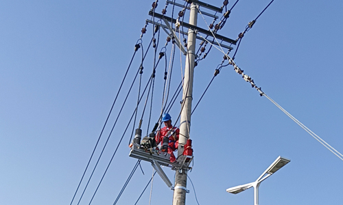 5月12日，10kV萬五乙線開關(guān)更換工程現(xiàn)場