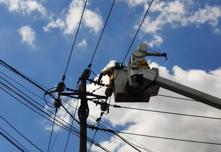 2024年9月22日，勝園供電所市區(qū)線工商局支線02號桿帶電處理中項導(dǎo)線放電故障，絕緣包裹導(dǎo)線及金具。