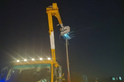 2024年12月31日，10kV東營線001#桿帶電更換刀閘