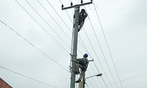 “微雨燕雙飛”———毛毛秋雨中的東范臺區(qū)表箱安裝現場