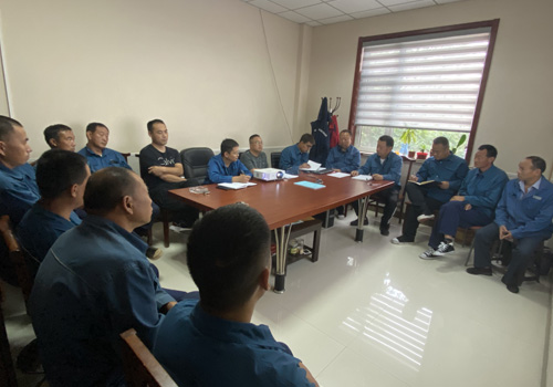 7月15日，東營(yíng)方大電力工程有限責(zé)任公司東營(yíng)區(qū)分公司領(lǐng)導(dǎo)蒞臨華昌電力并召開安全培訓(xùn)會(huì)議