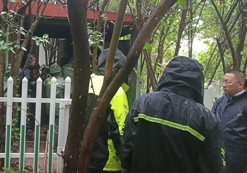 2021年7月29日，華昌電力積極參與臺(tái)風(fēng)“煙花”的應(yīng)急處理，做好抗災(zāi)保電工作，致敬所有在風(fēng)雨中的逆行者！雖已淋漓不堪，但求萬(wàn)家升平！