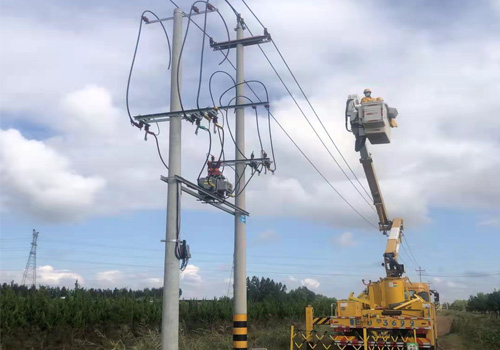 2021年9月17日，10kV王崗線帶電直線桿改耐張桿并加裝開(kāi)關(guān)工作現(xiàn)場(chǎng)