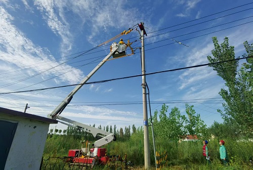 2025年9月7日，龍井線(xiàn)01號(hào)桿帶電接電纜頭引線(xiàn)。